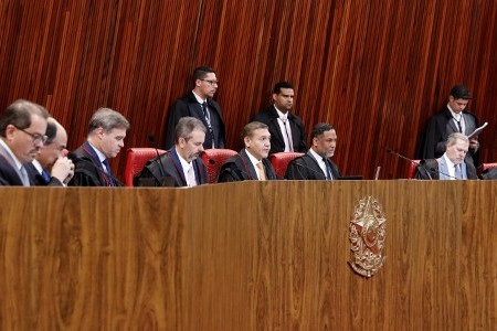 Saiba quem são os ministros do TSE que vão julgar processos de presidenciáveis