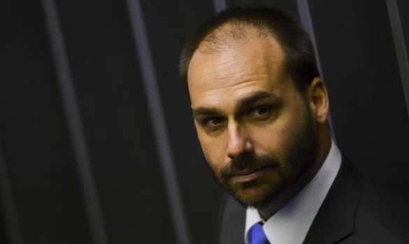 Polícia Federal demite Eduardo Bolsonaro por abandono de cargo
